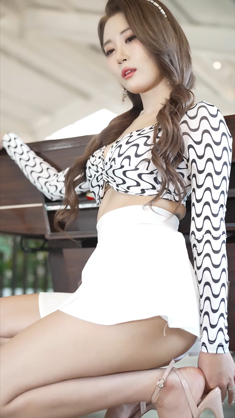 [饭拍]UMC车展Girl Crush Bomi白色短裙黑色包臀裙2则