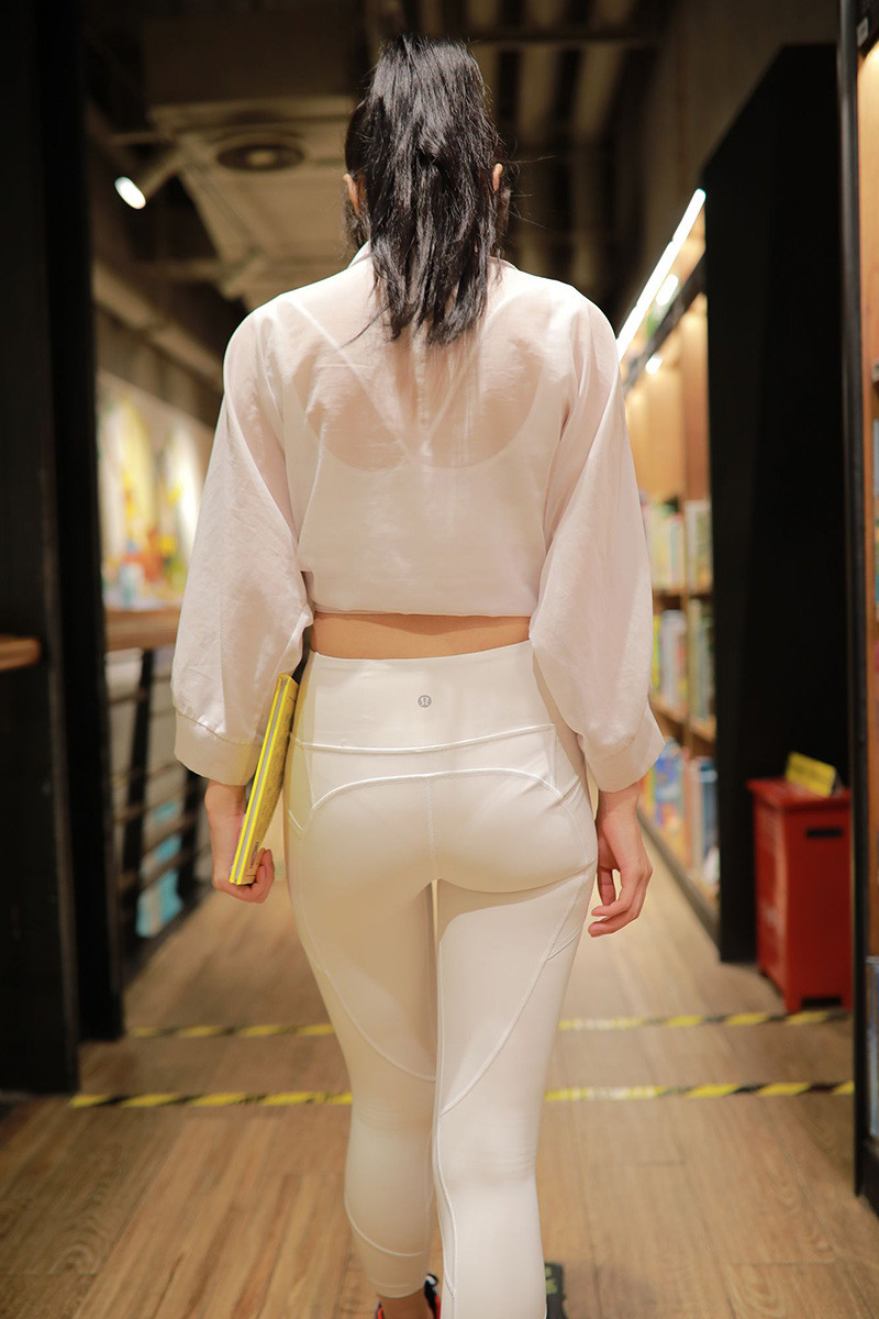 [街拍]735.白色瑜伽裤女孩[图片/视频/13.3GB]