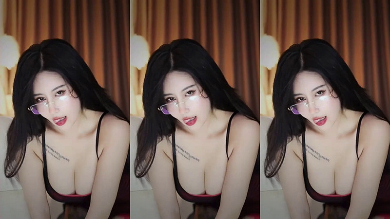 [主播]网易CC直播依阳BABY抖胸顶臀宝藏男孩