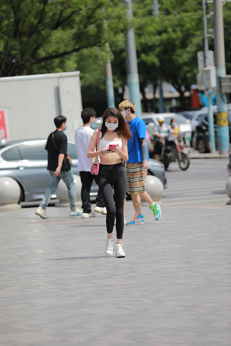 [街拍]J1.黑色瑜伽小妹街拍套图[105P/1.03G]