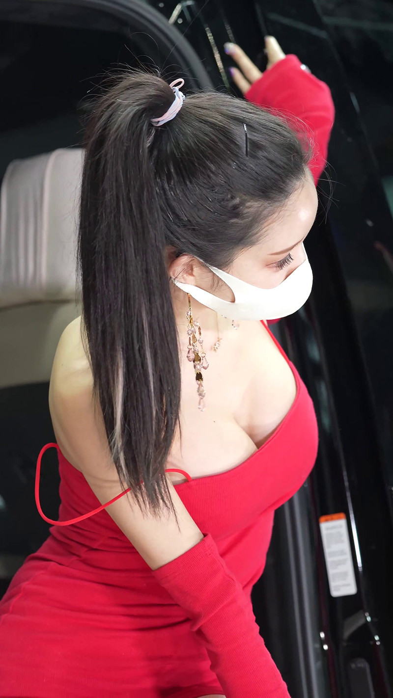 [展会]模特韩敏英Han Min-young红色低胸包臀舞蹈