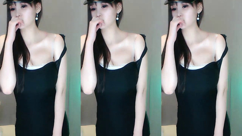 [主播]斗鱼何菱脱包臀丝袜热舞预览图 3