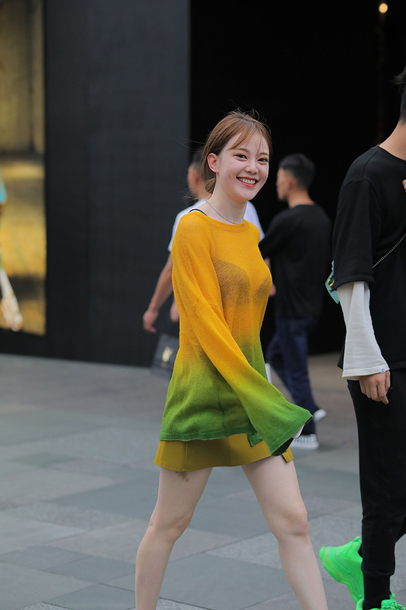 [街拍]V6.淡黄时尚小姐姐[图片/51P]