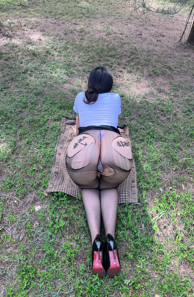 【微密圈】迷人的五姨太-制服OL的户外诱惑